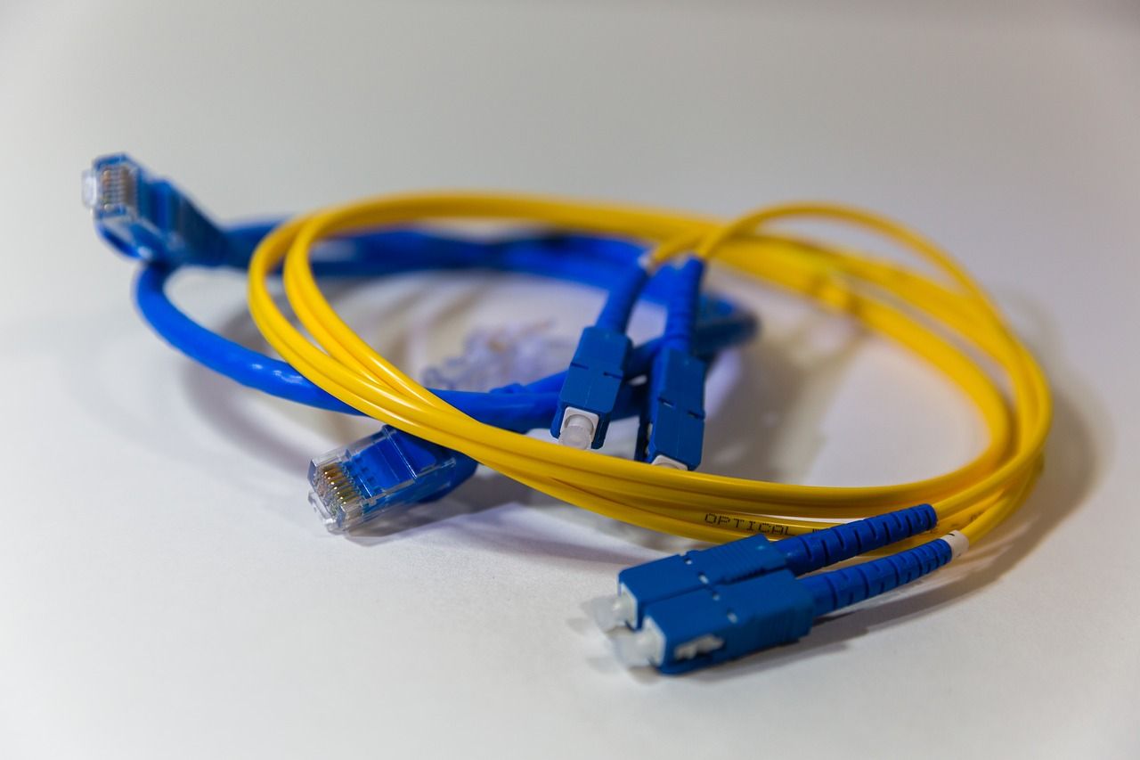 Los Cables De Telecomunicaciones De Fibra óptica Amarilla Están